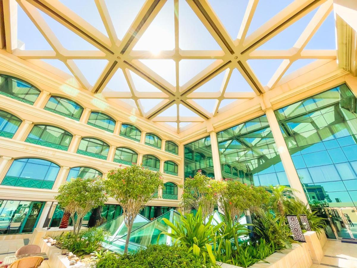 เมอเวนพิค แกรนด์ อัล บุตัน ดูไบ Hotel ภายนอก รูปภาพ The atrium of the hotel