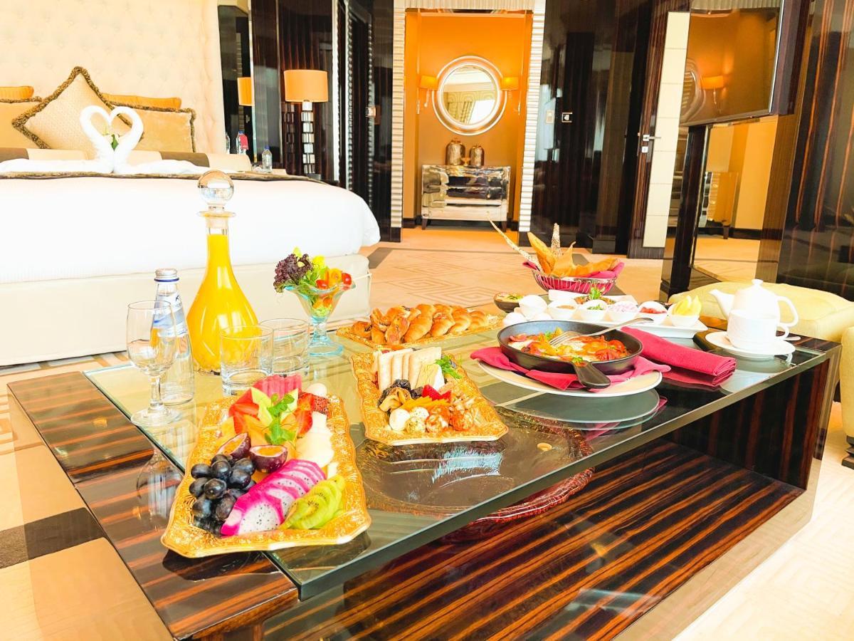 เมอเวนพิค แกรนด์ อัล บุตัน ดูไบ Hotel ภายนอก รูปภาพ In-room dining at the Taj Mahal Palace, Mumbai, India