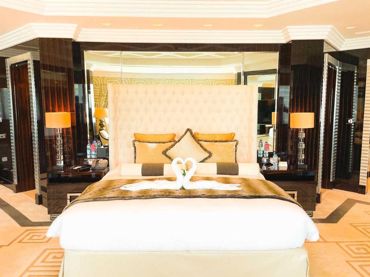 เมอเวนพิค แกรนด์ อัล บุตัน ดูไบ Hotel ภายนอก รูปภาพ A bedroom at the hotel