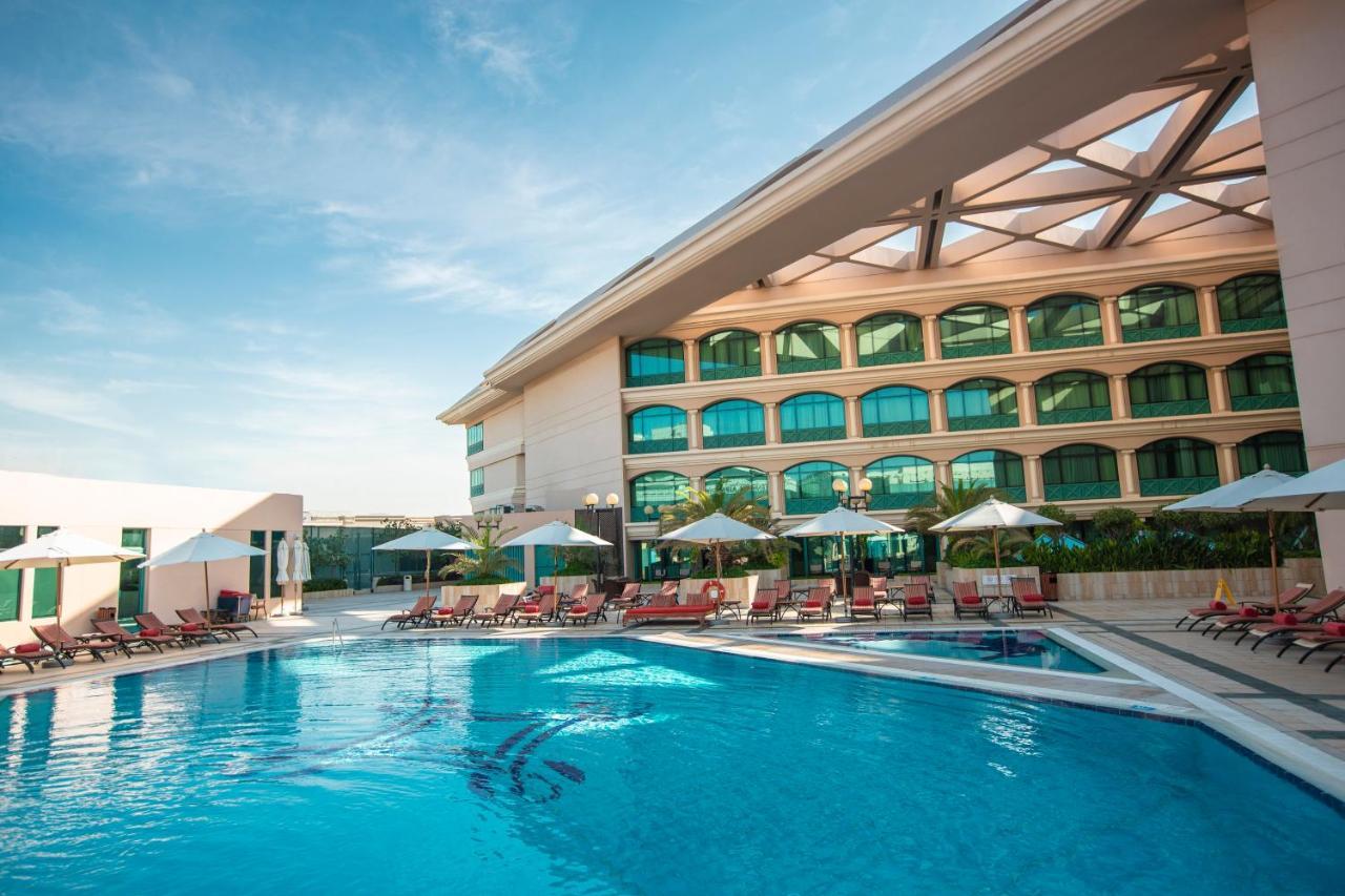 เมอเวนพิค แกรนด์ อัล บุตัน ดูไบ Hotel ภายนอก รูปภาพ The swimming pool at the hotel
