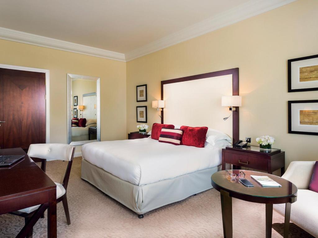 เมอเวนพิค แกรนด์ อัล บุตัน ดูไบ Hotel ภายนอก รูปภาพ A room at the InterContinental London