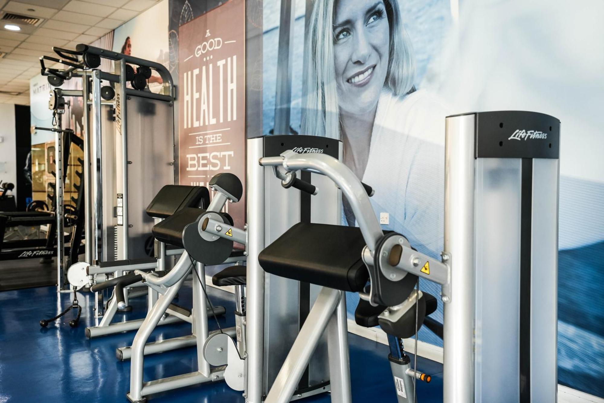 เมอเวนพิค แกรนด์ อัล บุตัน ดูไบ Hotel ภายนอก รูปภาพ The gym at the hotel