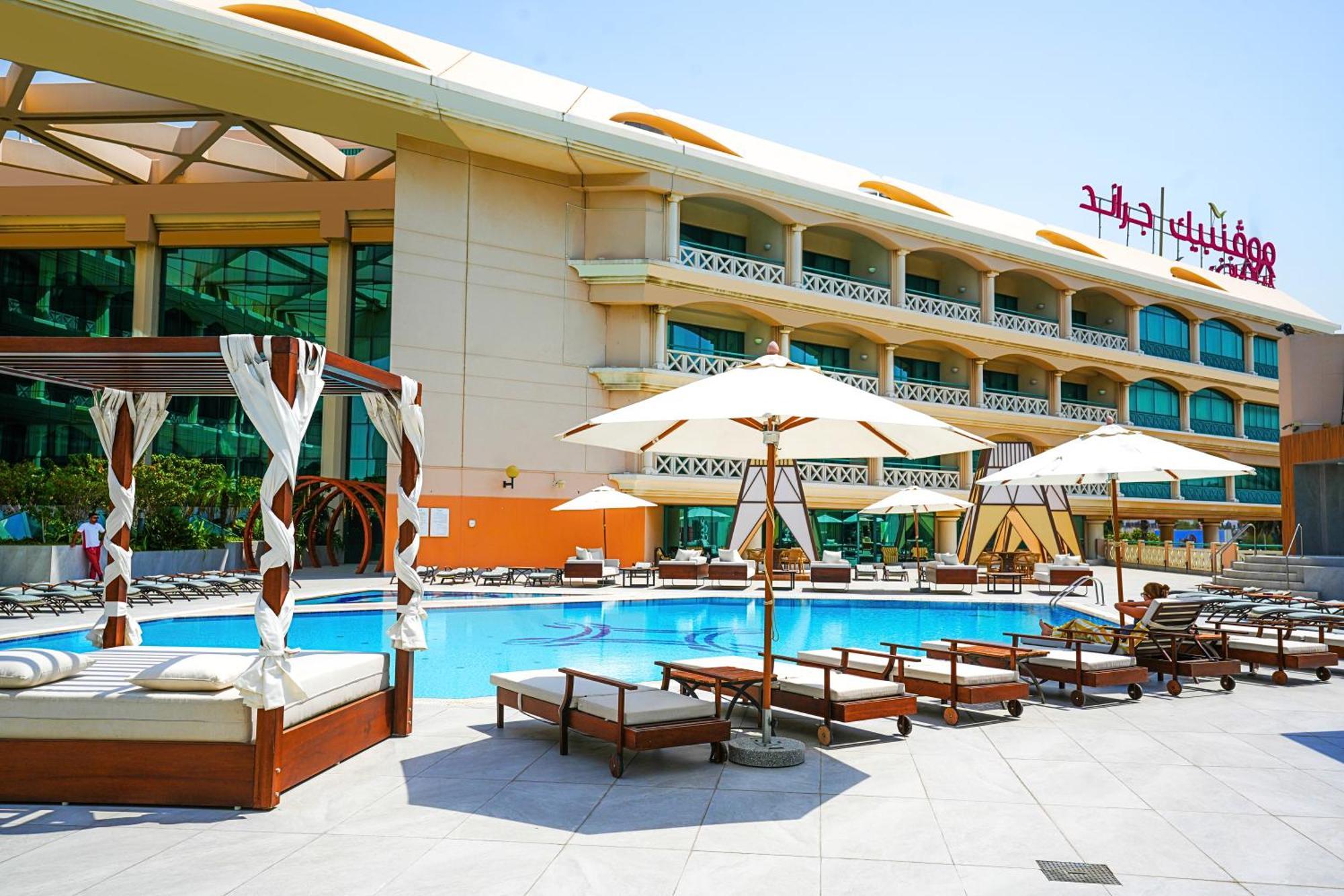 เมอเวนพิค แกรนด์ อัล บุตัน ดูไบ Hotel ภายนอก รูปภาพ The pool at the hotel