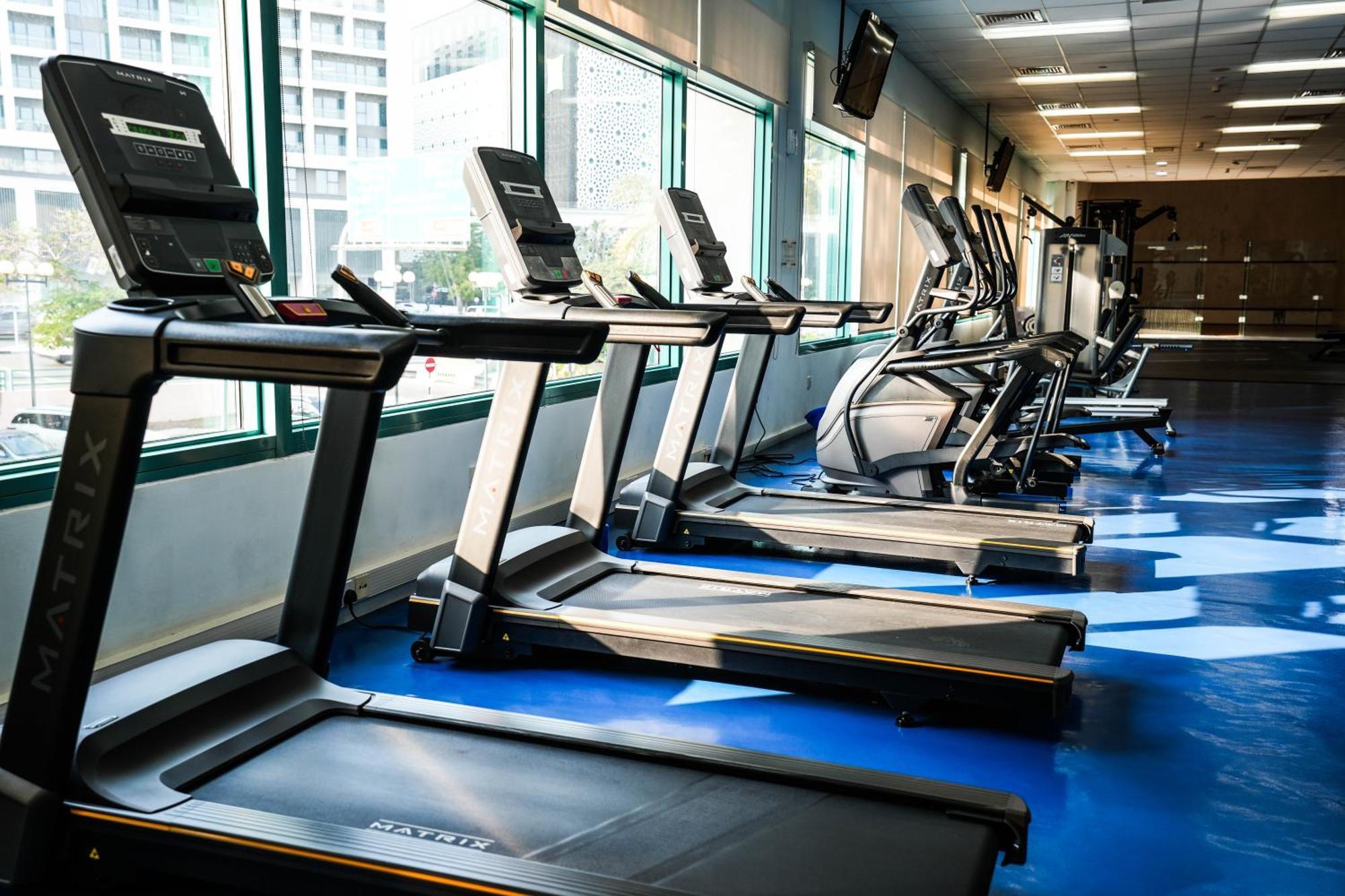 เมอเวนพิค แกรนด์ อัล บุตัน ดูไบ Hotel ภายนอก รูปภาพ A row of treadmills