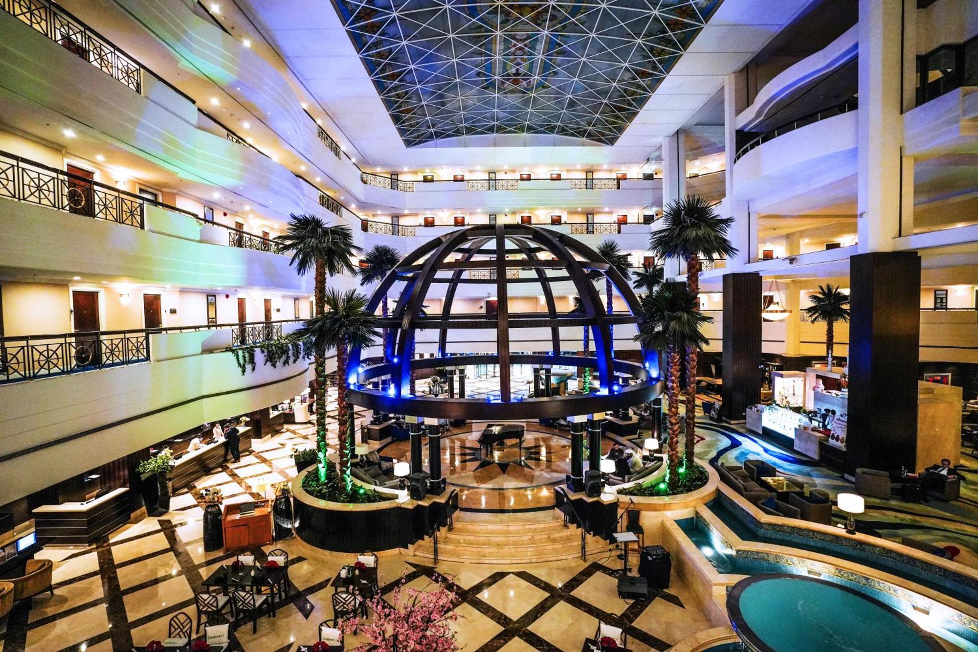 เมอเวนพิค แกรนด์ อัล บุตัน ดูไบ Hotel ภายนอก รูปภาพ The lobby of the Grand Hyatt Hotel