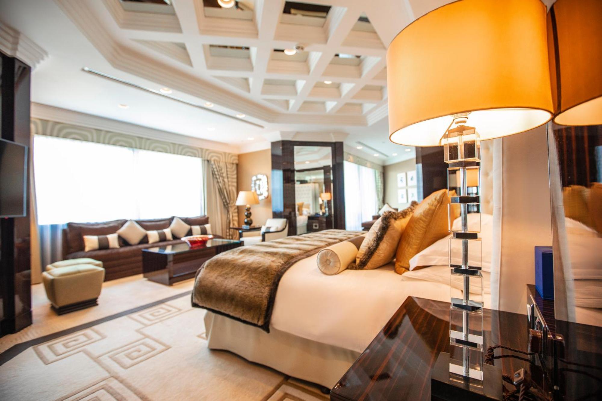 เมอเวนพิค แกรนด์ อัล บุตัน ดูไบ Hotel ภายนอก รูปภาพ A suite at the Ritz-Carlton, DIFC