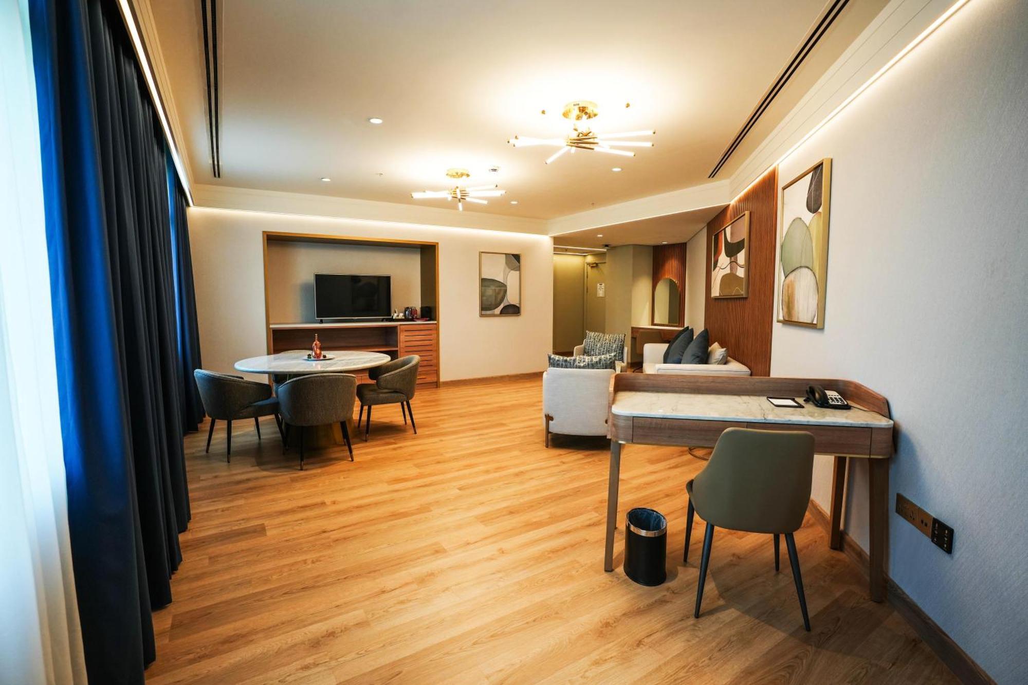 เมอเวนพิค แกรนด์ อัล บุตัน ดูไบ Hotel ภายนอก รูปภาพ A suite at the hotel