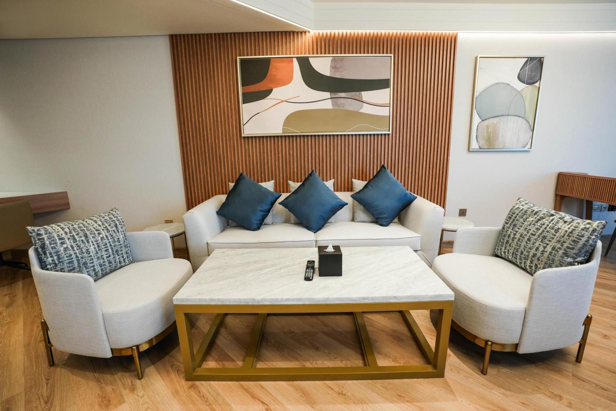 เมอเวนพิค แกรนด์ อัล บุตัน ดูไบ Hotel ภายนอก รูปภาพ A living room in a suite at the hotel