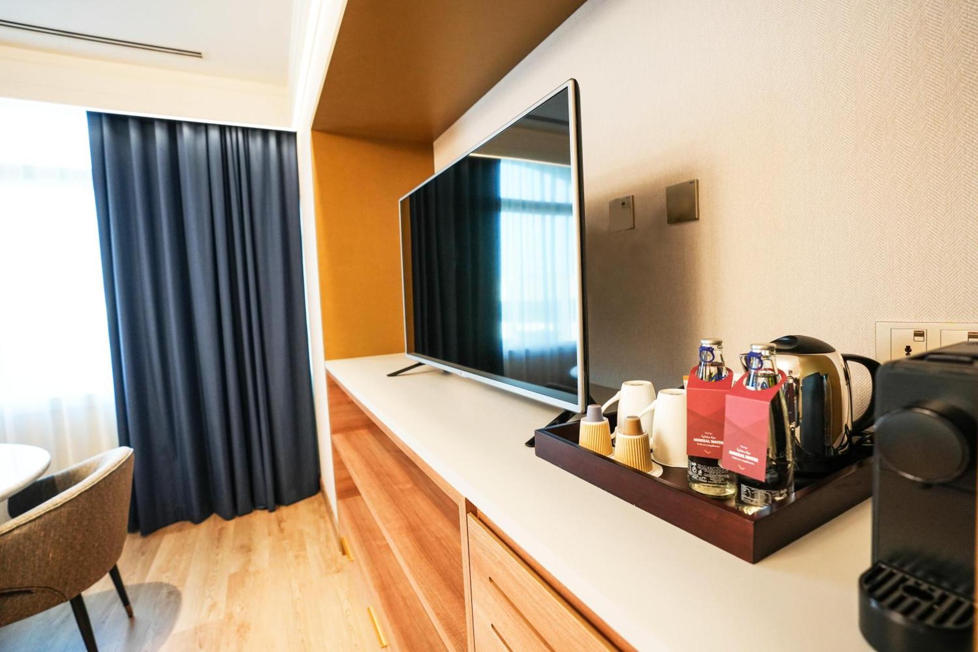 เมอเวนพิค แกรนด์ อัล บุตัน ดูไบ Hotel ภายนอก รูปภาพ A Nespresso machine in a hotel room