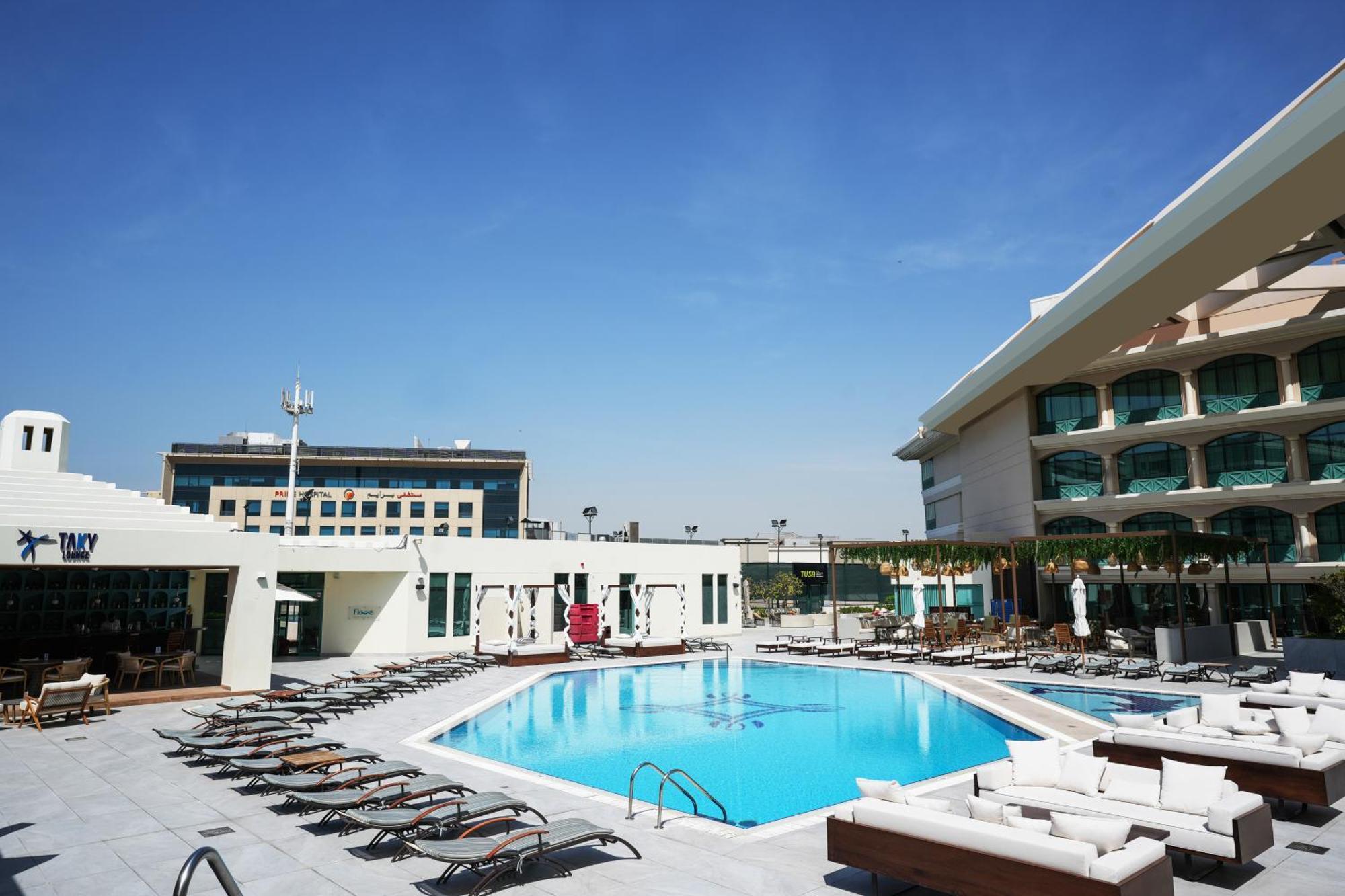 เมอเวนพิค แกรนด์ อัล บุตัน ดูไบ Hotel ภายนอก รูปภาพ The swimming pool at the hotel
